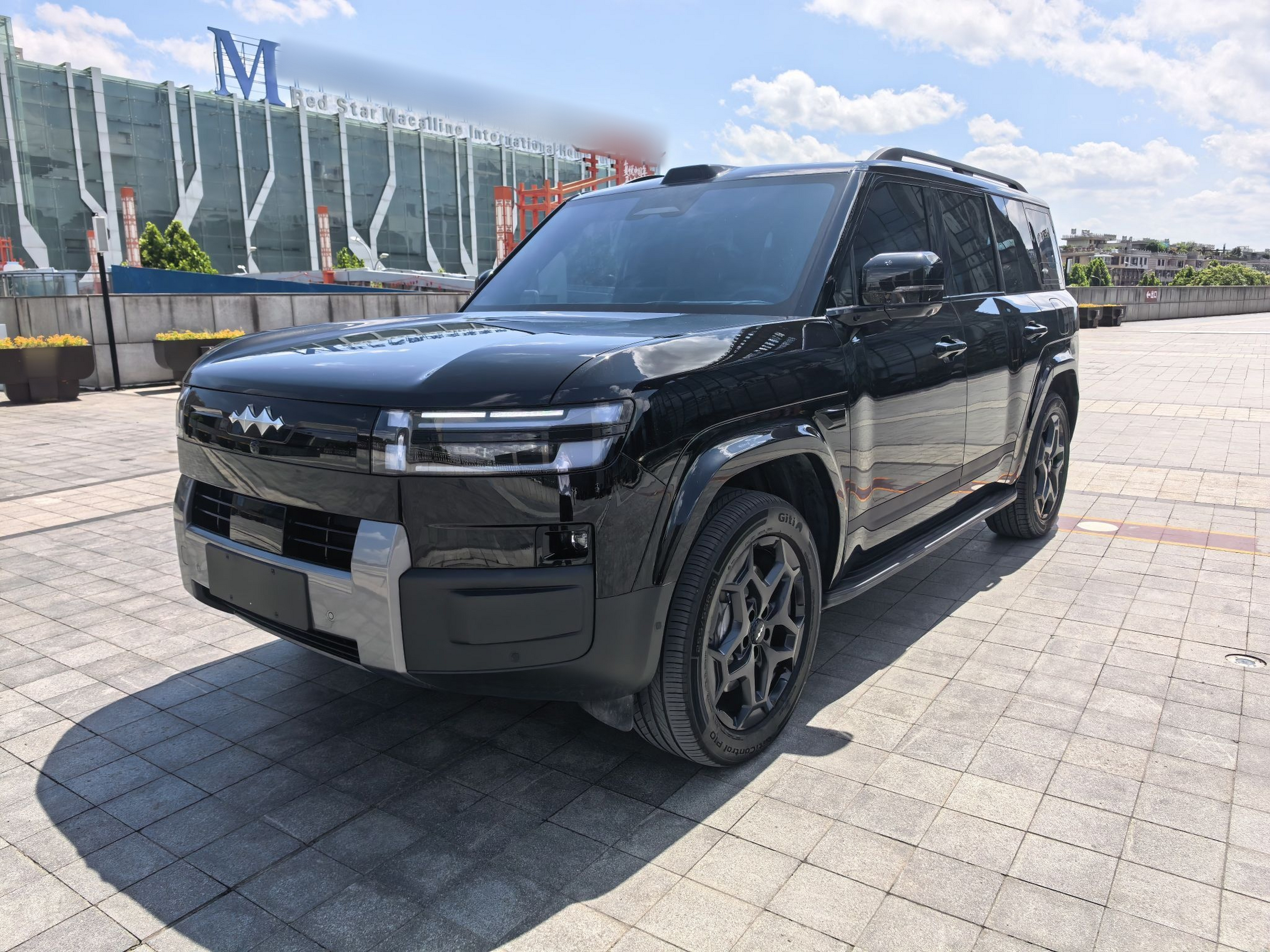 Под передней частью автомобиля