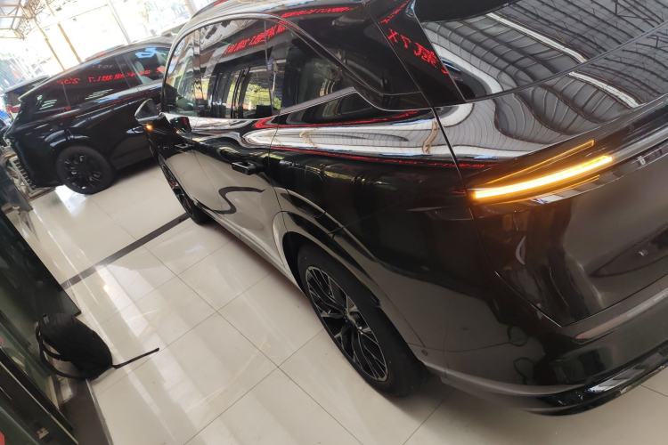 Used Zeekr 7X 2025 100 kWh Long-Range Rear-Wheel Drive with Intelligent Driving Features
