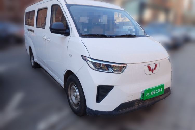 Used Wuling Yangguang 2024 300KM Comfort Version Passenger Van 75kW