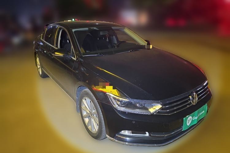 Used Volkswagen Magotan 2018 330TSI DSG Advanced Model Front Right 45 Deg