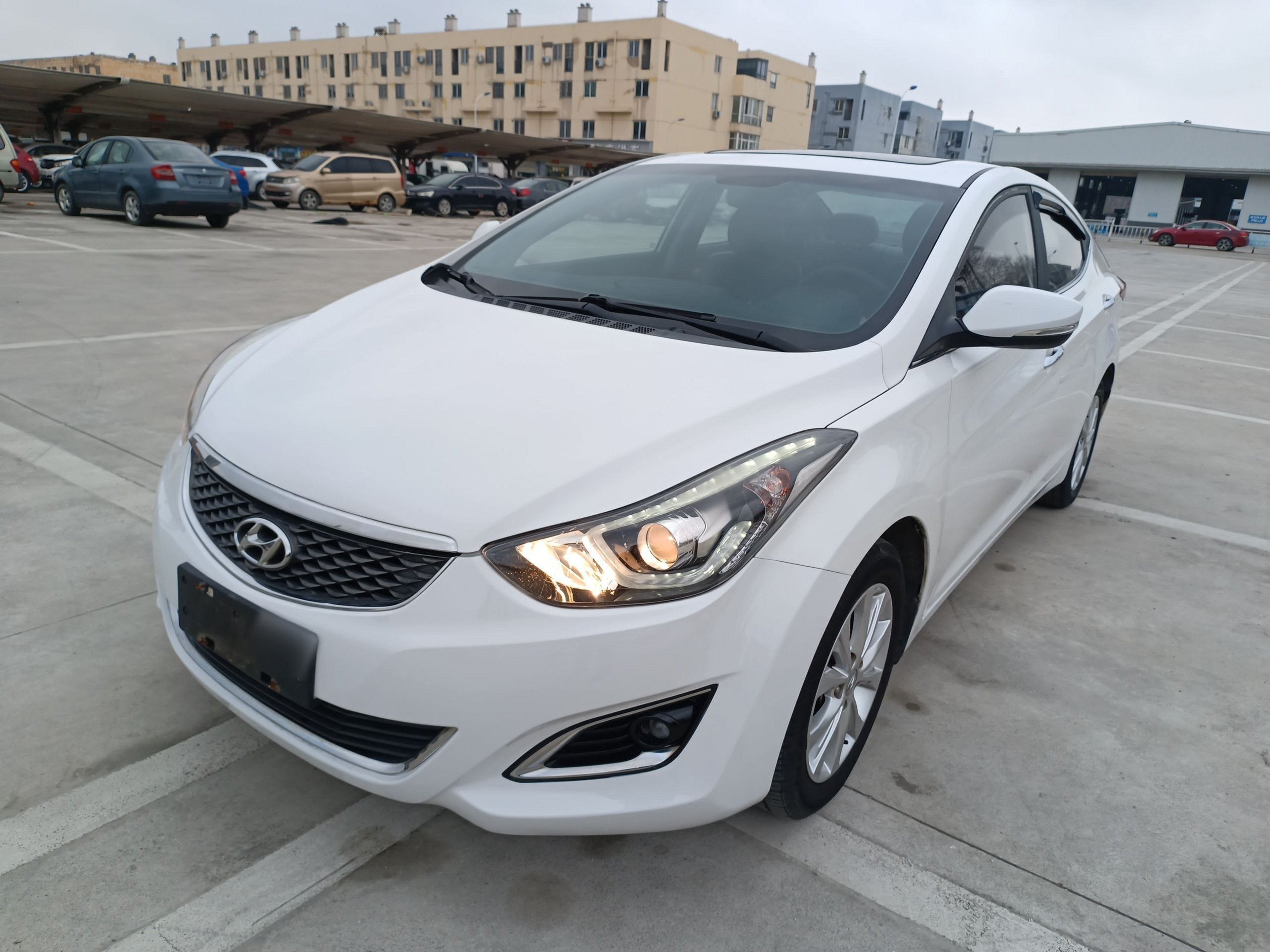 Под передней частью автомобиля