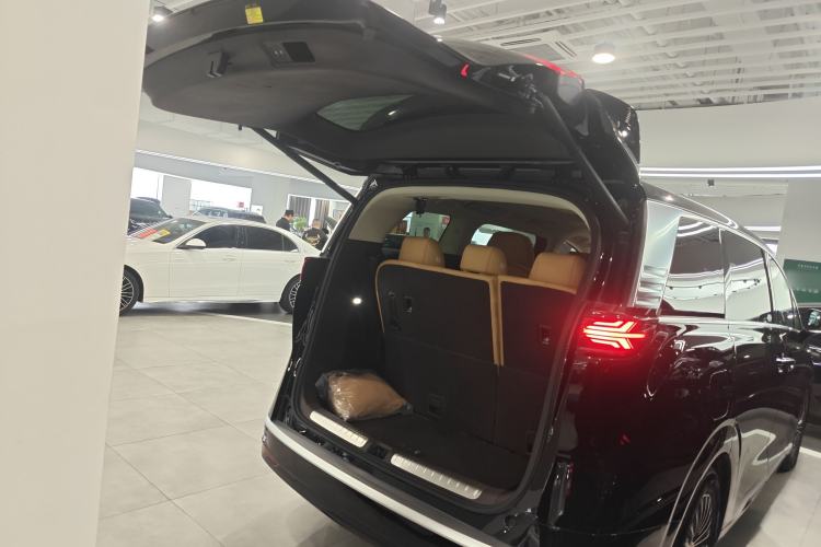 Used Denza D9 2024 EV 620 Premium Model Trunk