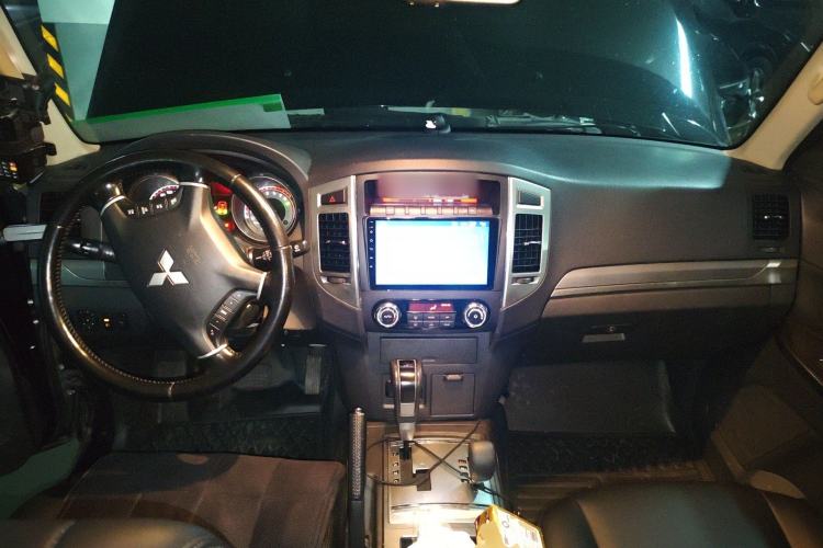 Used Mitsubishi Pajero 2015 3.0L Automatic Luxury Version China V Standard Center Console