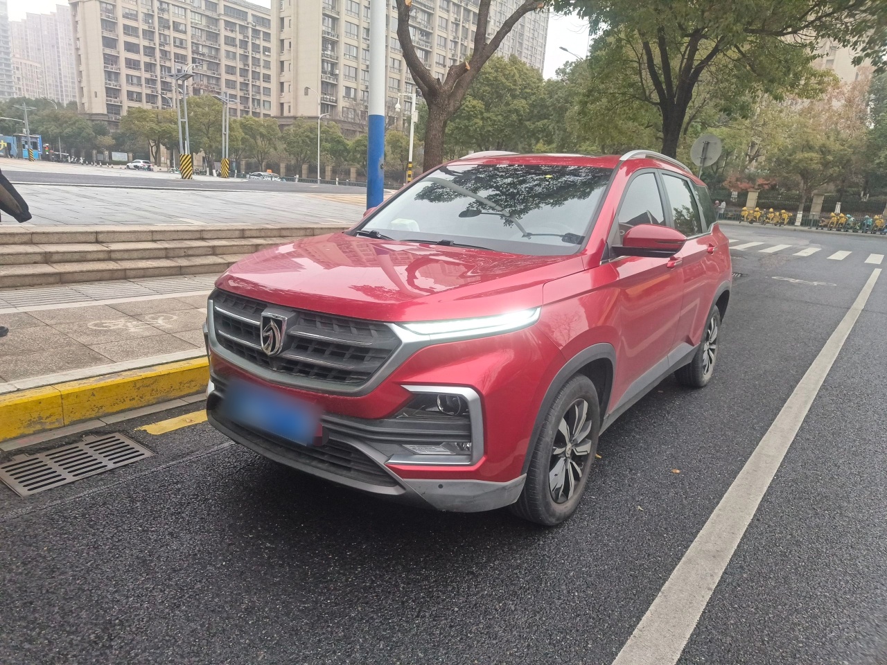 تحت مقدمة السيارة