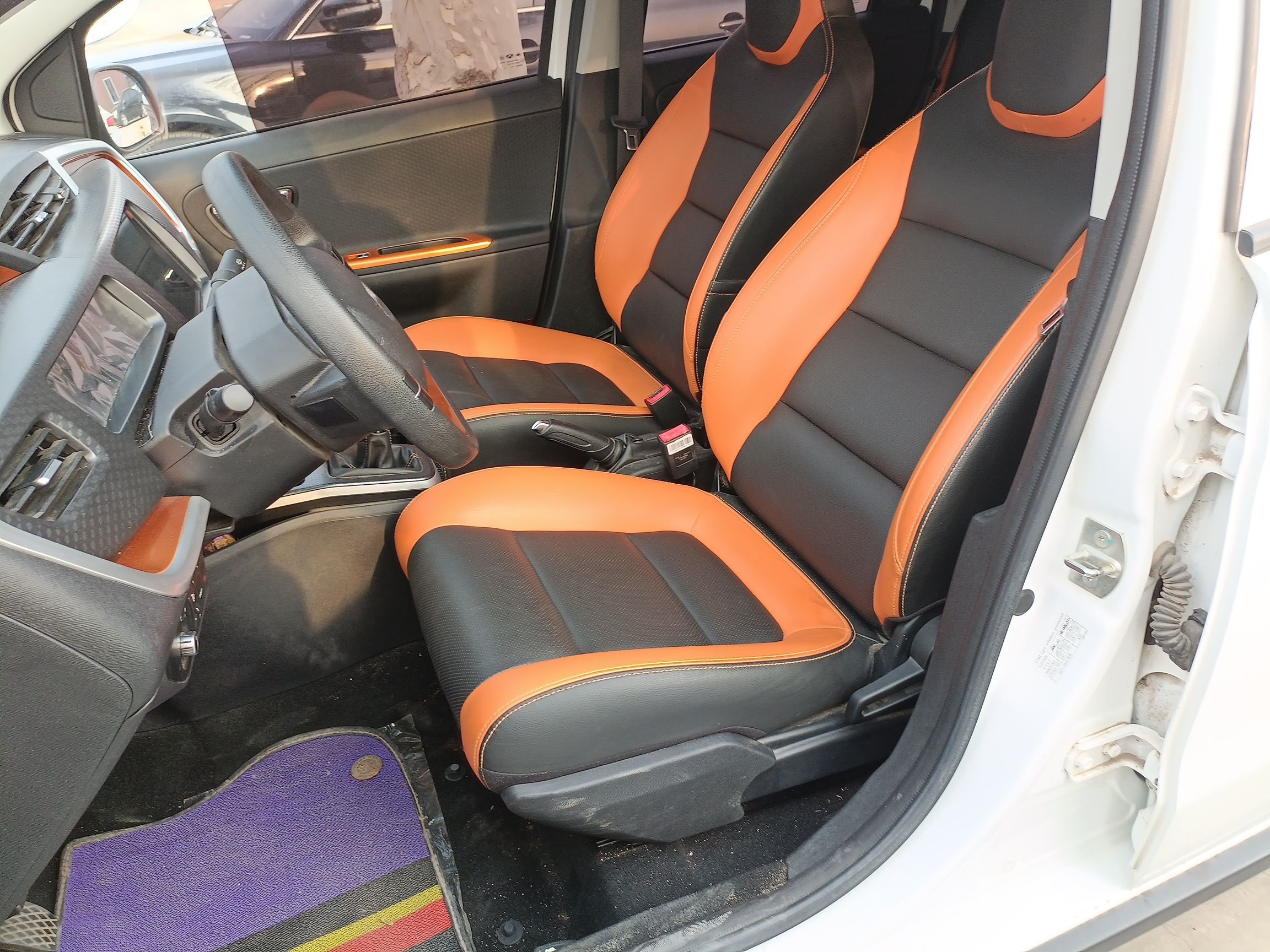 المقاعد الأمامية داخل السيارة