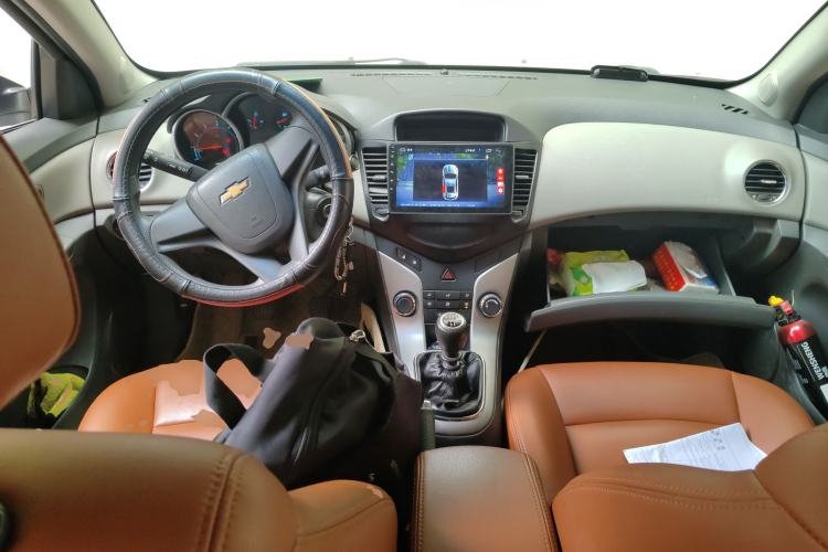 Used Chevrolet Cruze 2013 1.6L SL MT Center Console