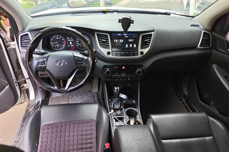 Used Hyundai Tucson 2018 1.6T Dual-Clutch Two-Wheel Drive 15th Anniversary Special Edition Center Console