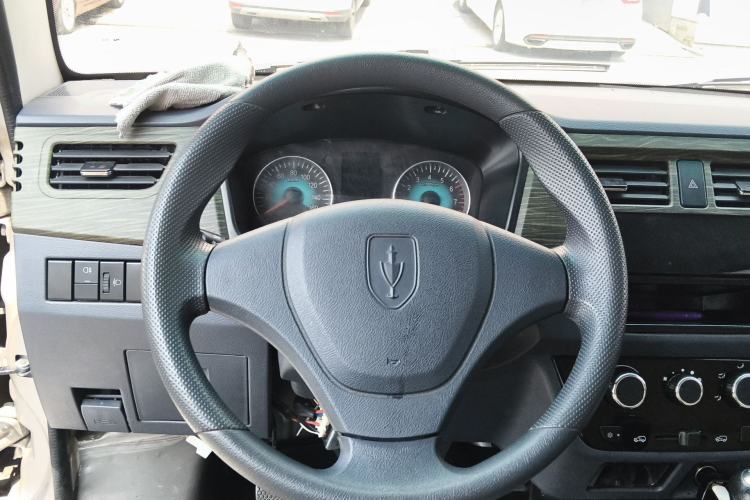 Used Jinbei Hiace X30 2023 1.5L Super-Comfortable Passenger Van 5/6/7-Seater Non-Air-Conditioned Version Model SWC15M Steering Wheel