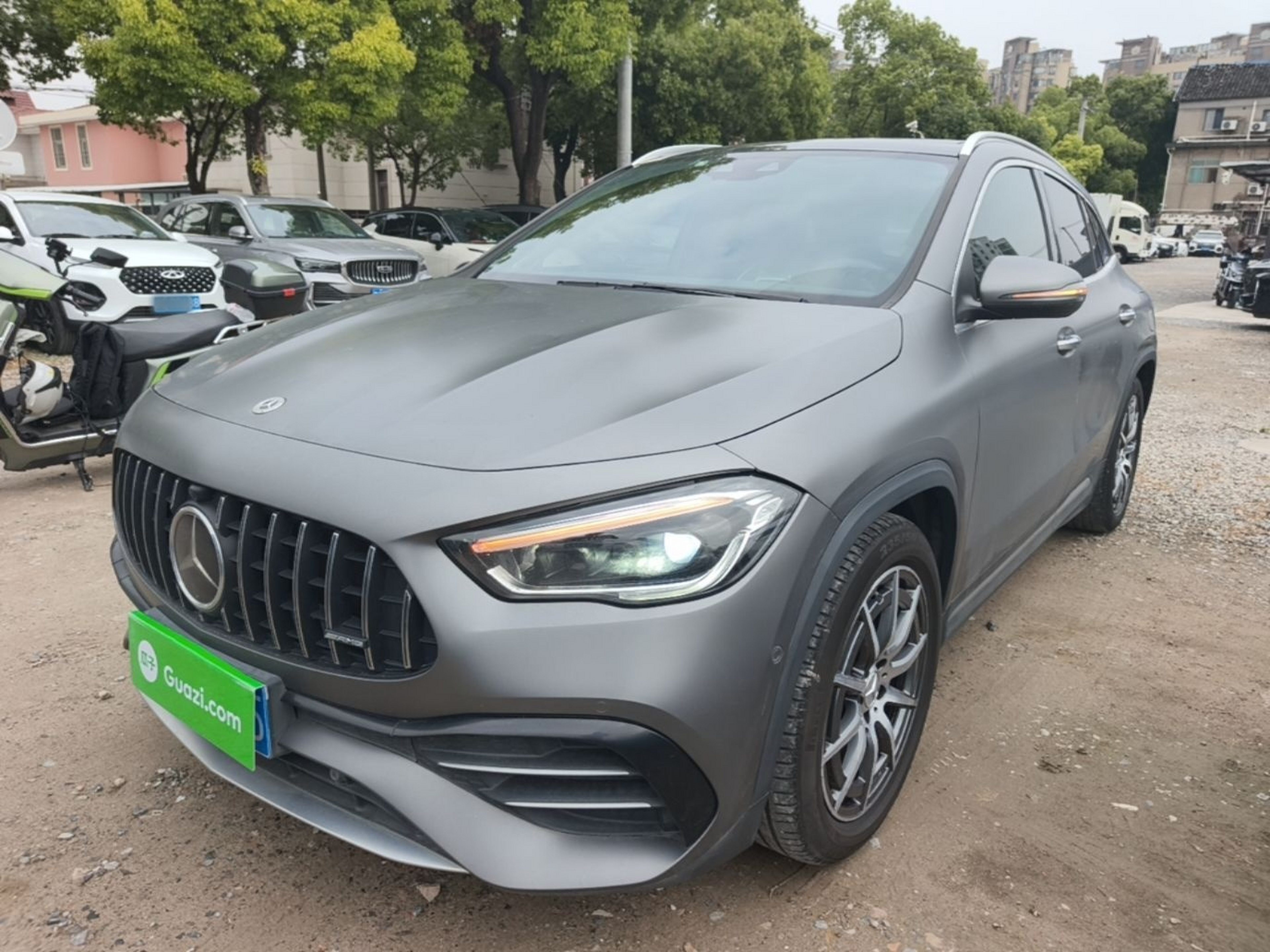 Под передней частью автомобиля