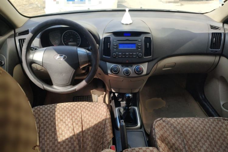 Used Hyundai Celesta 2011 1.6L Manual Luxury Model Center Console