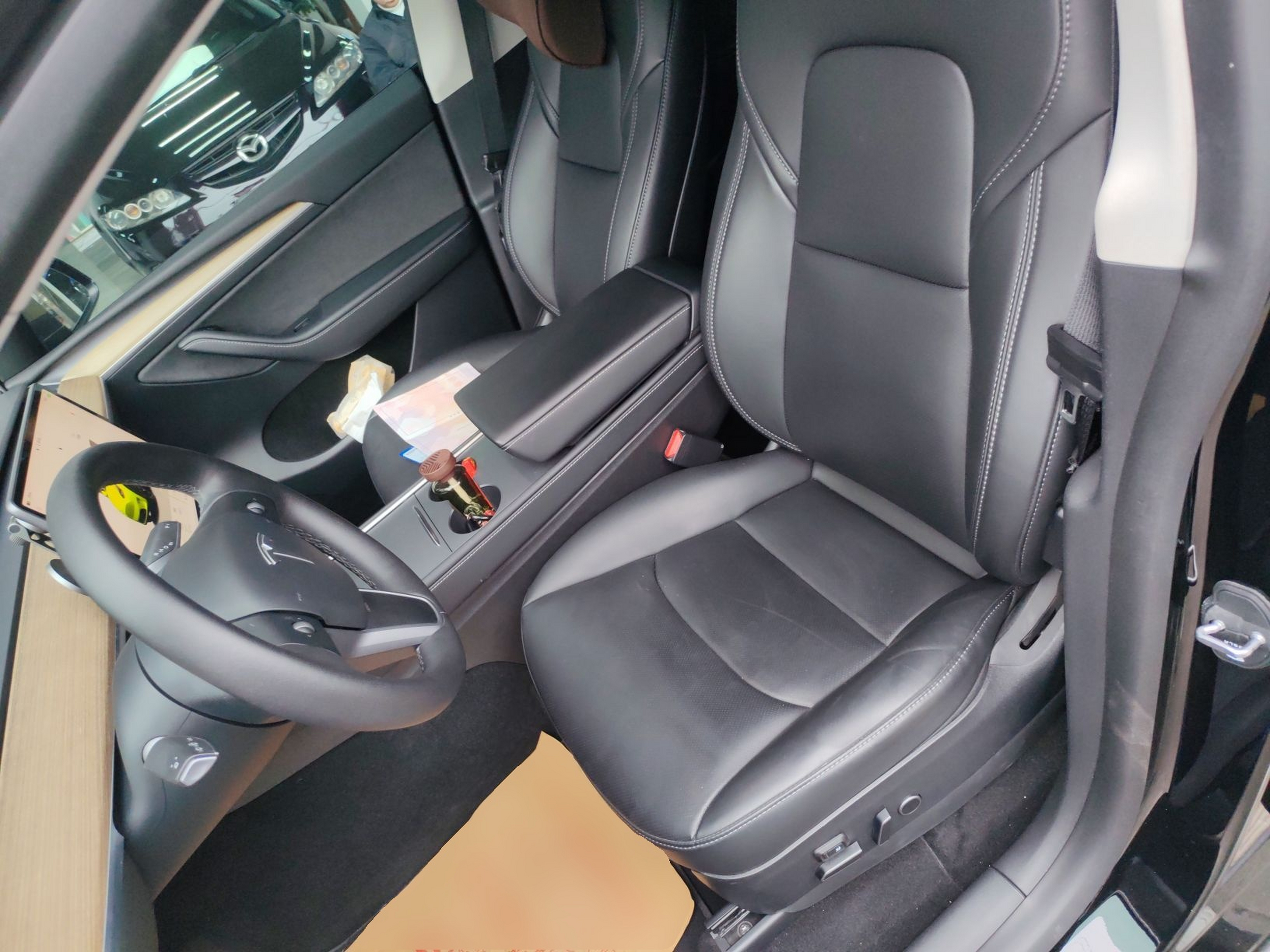 Переднее сиденье в автомобиле