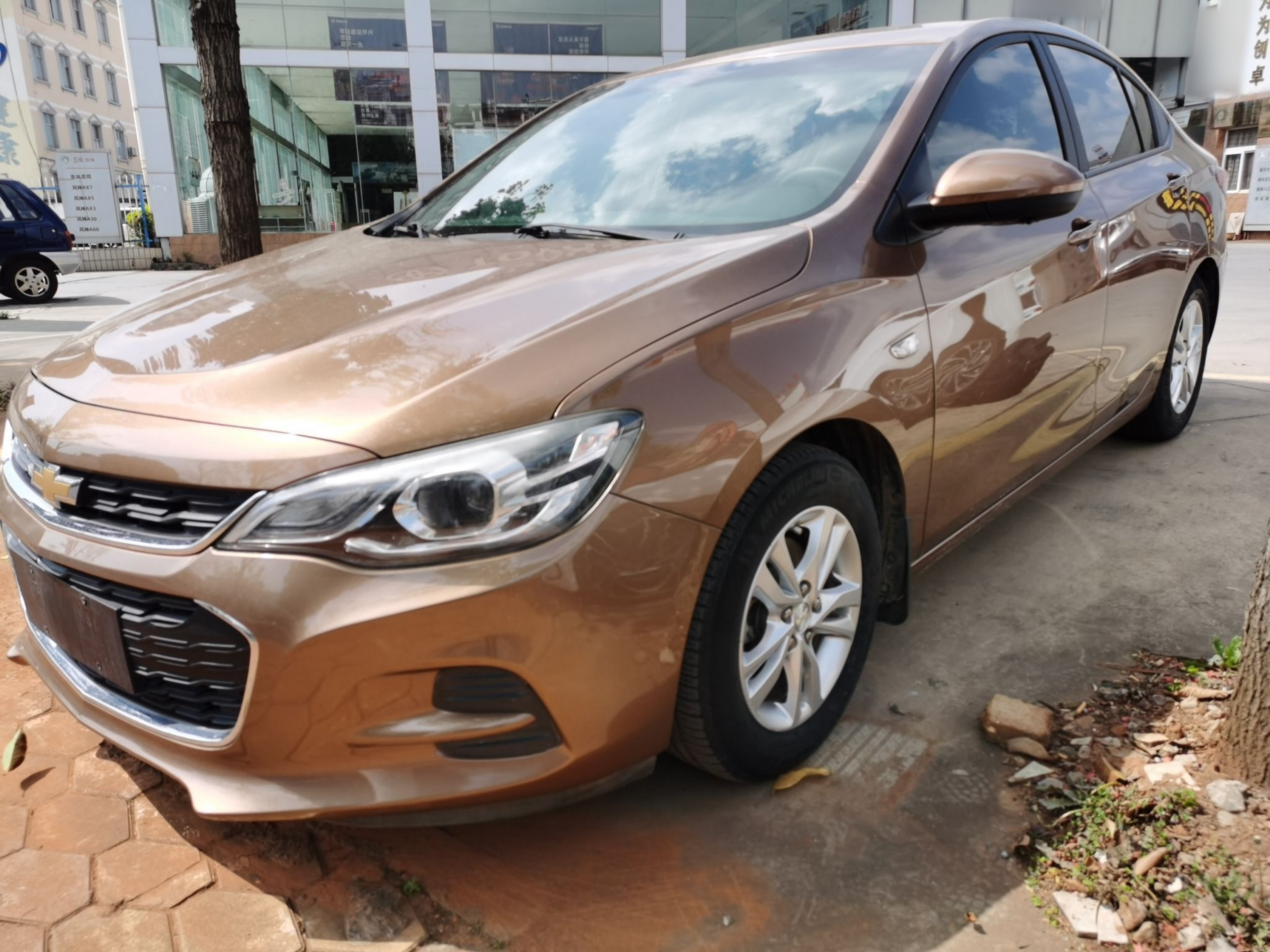 Под передней частью автомобиля