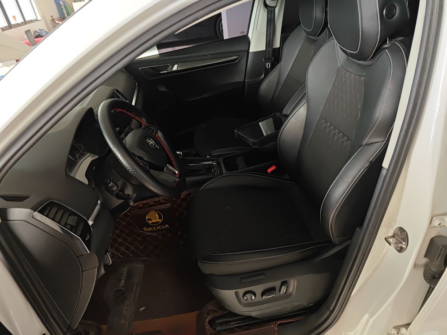 Переднее сиденье в автомобиле