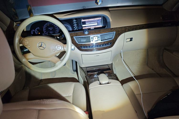 Used Mercedes-Benz S-Class 2012 S 300 L Business-Class Grand Edition Center Console