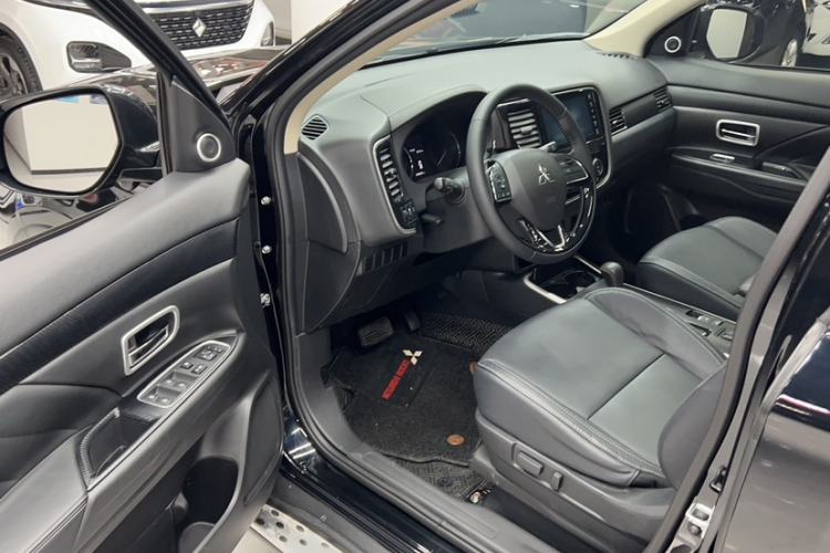 Used Mitsubishi Outlander 2019 2.0L Two-Wheel Drive Comfort Edition 5 Seats China V Standard