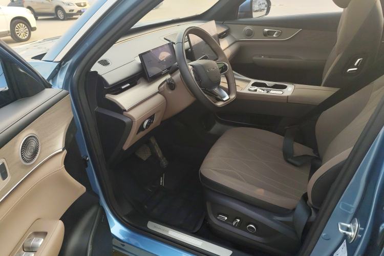 Used Chery Tiggo 8 PLUS C-DM 2025 1.5T 116 km Prestige Version 5 Seats
