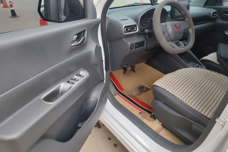 Used Wuling Hongguang New Energy 2025 Extended-Range Hybrid 50KM Comfort Version Interior 3
