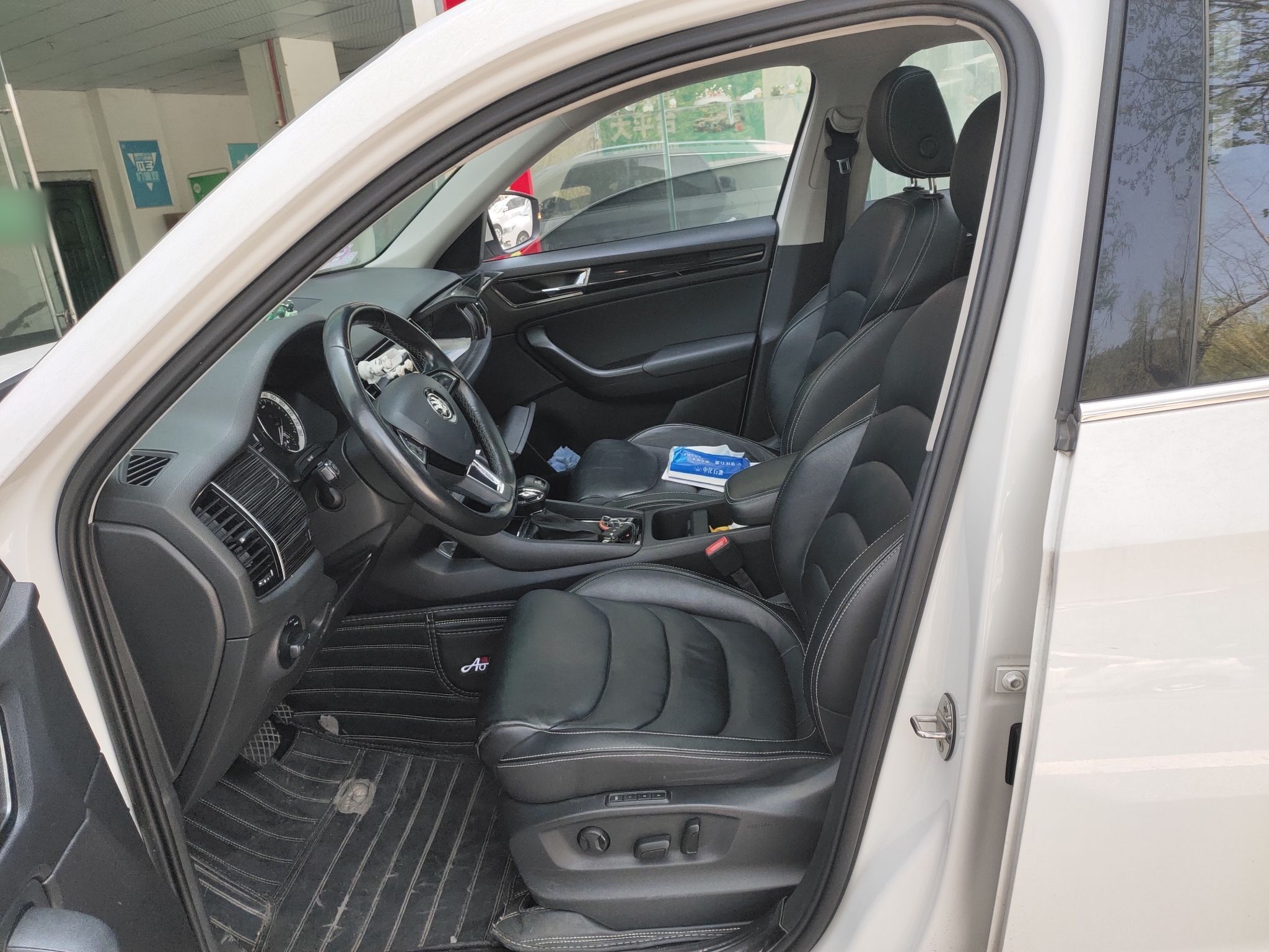 Переднее сиденье в автомобиле