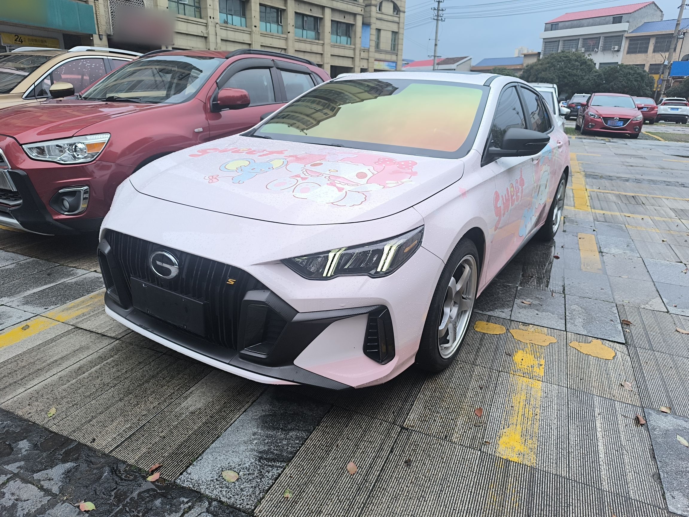 تحت مقدمة السيارة