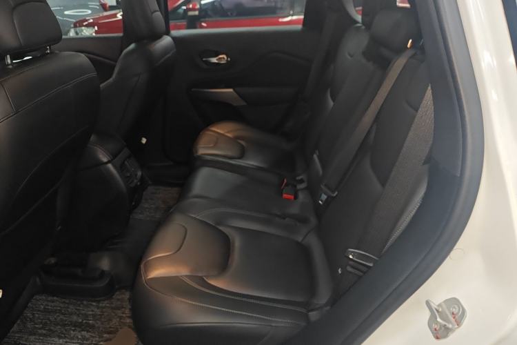 Used Jeep Cherokee 2019 2.0T Two-Wheel Drive Smart Enjoyment Version China VI