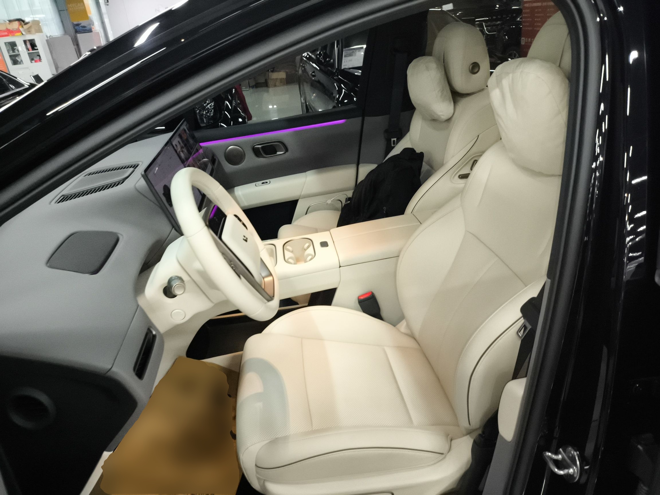 المقاعد الأمامية داخل السيارة