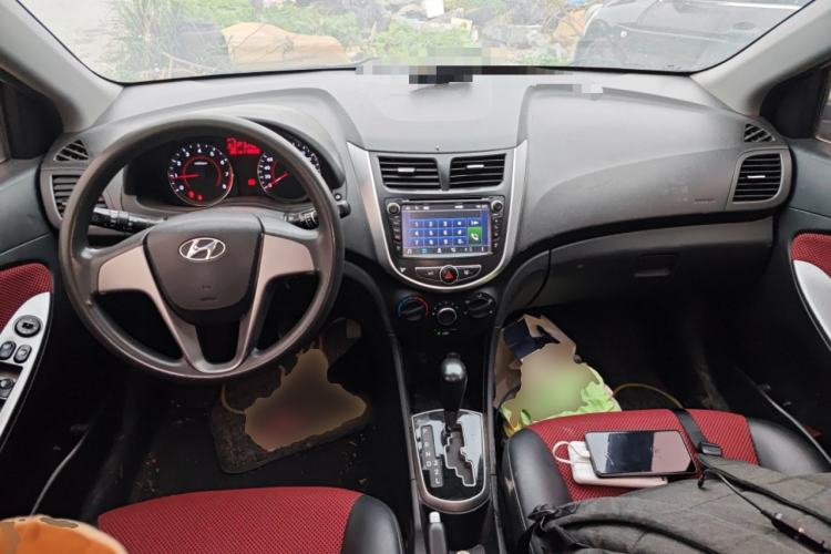 Used Hyundai Verna Ray 2014 1.4L Automatic GLX Center Console