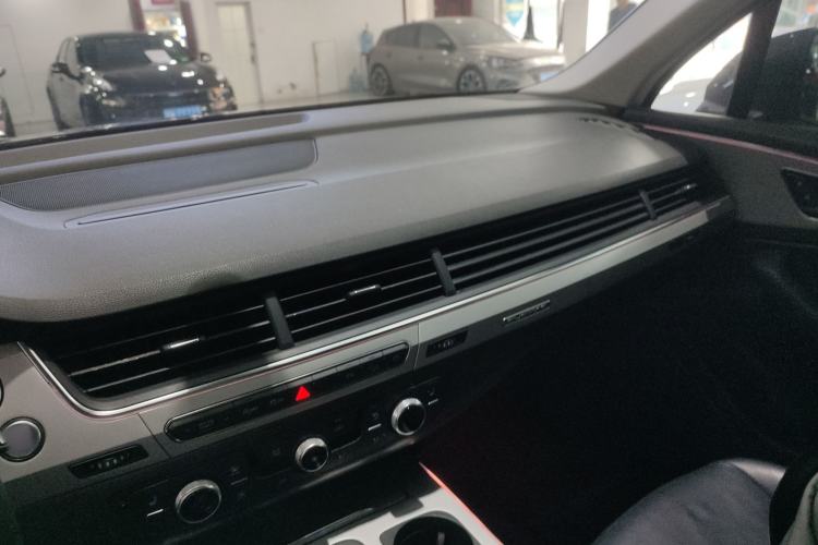 Used Audi Q7 2018 40 TFSI Comfort Model Center Console