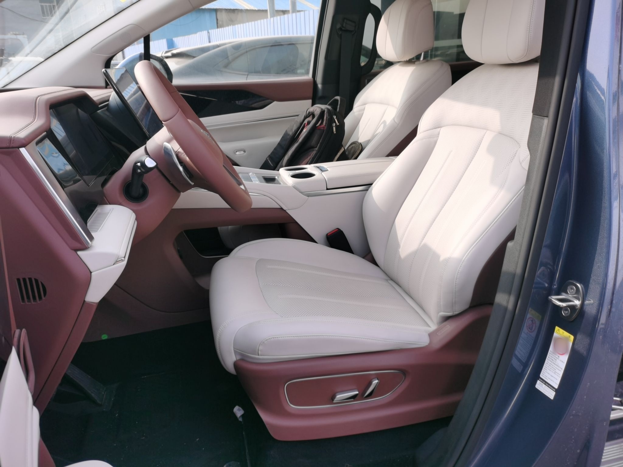 المقاعد الأمامية داخل السيارة