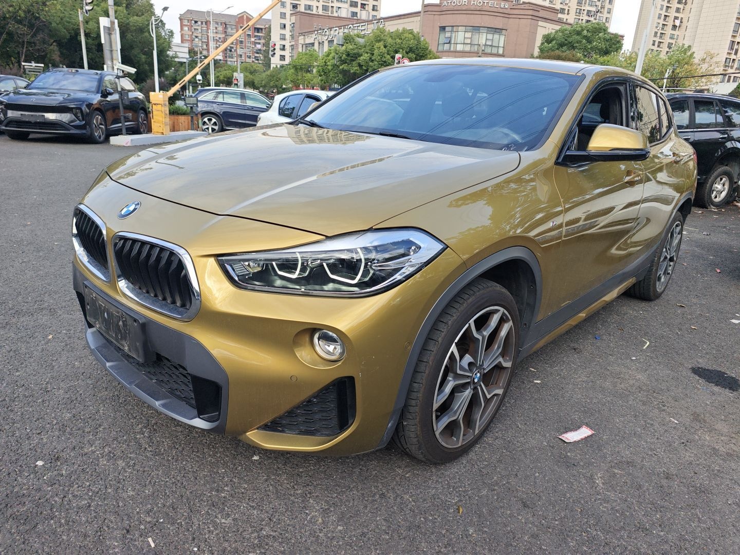 تحت مقدمة السيارة