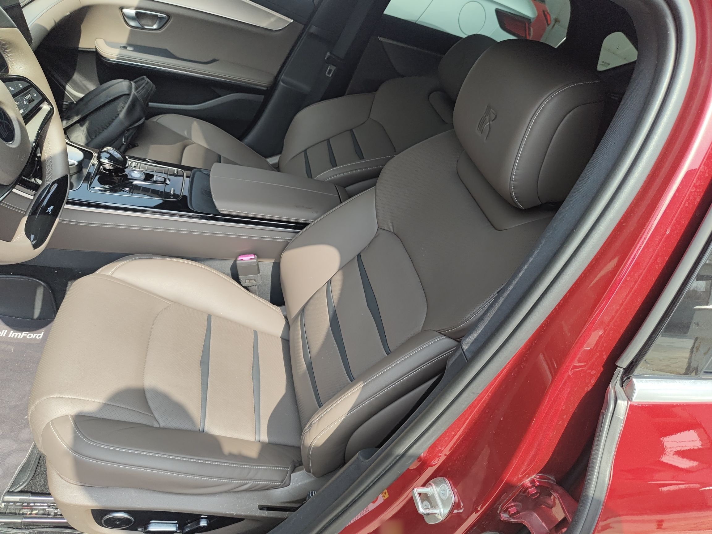 المقاعد الأمامية داخل السيارة