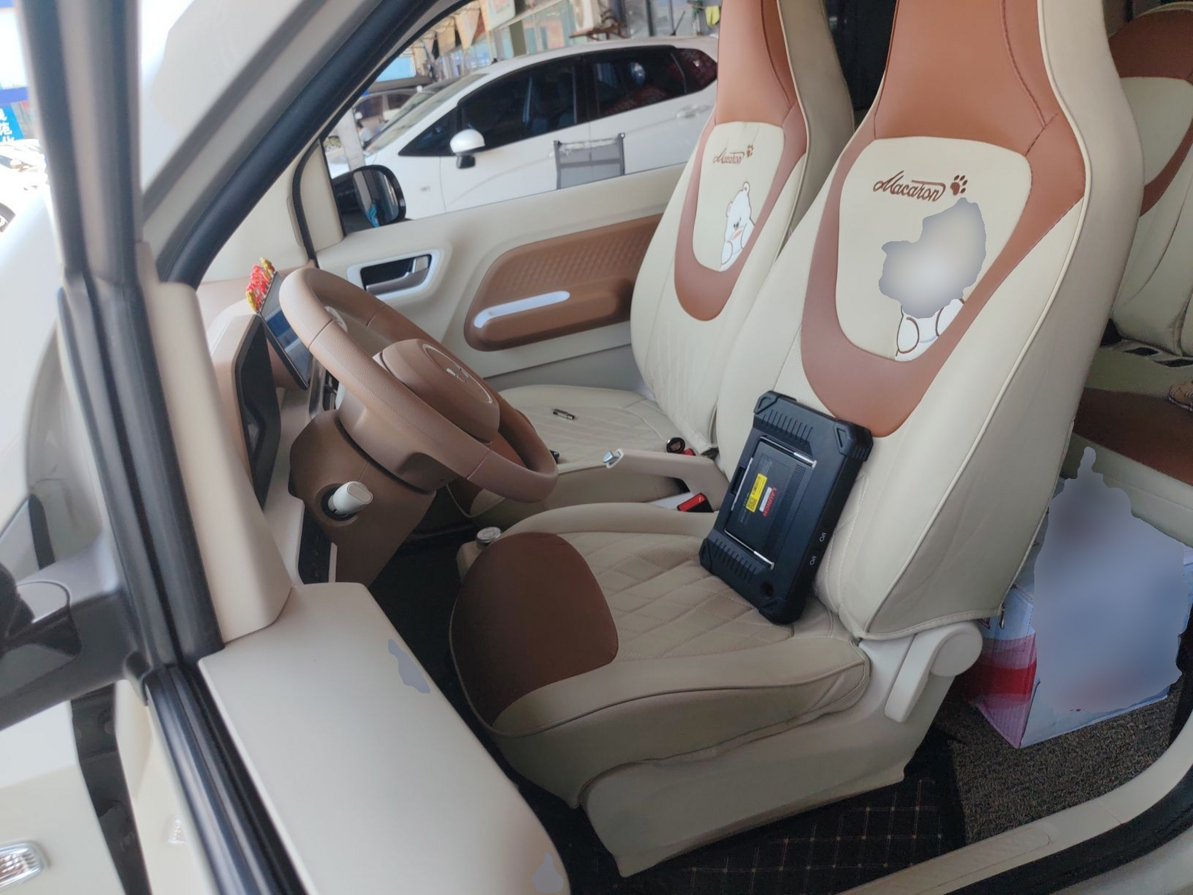 المقاعد الأمامية داخل السيارة