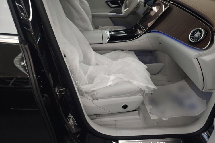 Used Mercedes-Benz EQE SUV 2024 500 4MATIC Luxury Edition Right Front Seat