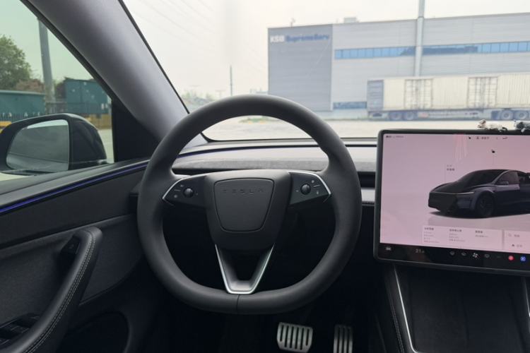 Used Tesla Model Y 2025 Rear-Wheel Drive First Edition Interior 3