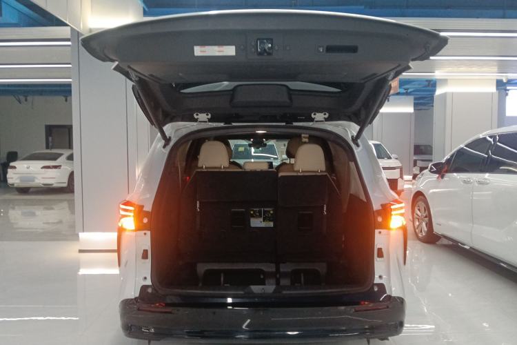 Used Toyota SIENNA 2023 2.5L Hybrid Deluxe Edition