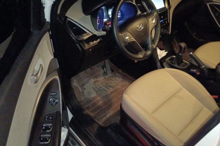 Used Hyundai Santa Fe 2013 2.4L Manual Two-Wheel Drive Comfort Version Driver Seat