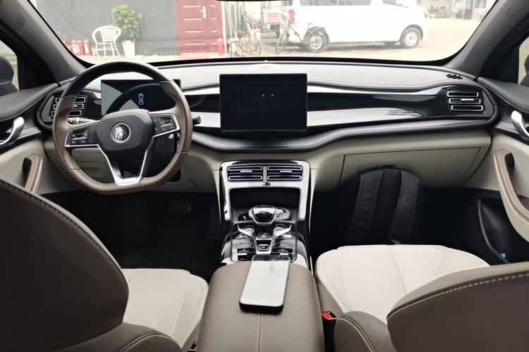 Used BYD Qin PLUS 2024 HONOR Edition DM-i 55KM Leading Model Center Console