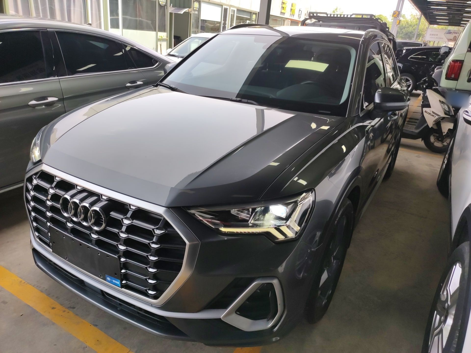 تحت مقدمة السيارة