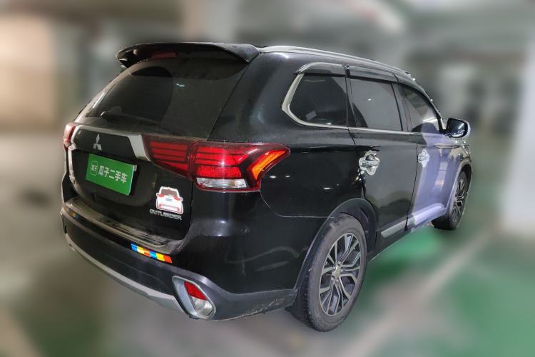 Used Mitsubishi Outlander 2017 2.0L Two-Wheel Drive Glory Edition 5 Seats Rear Right 45 Deg