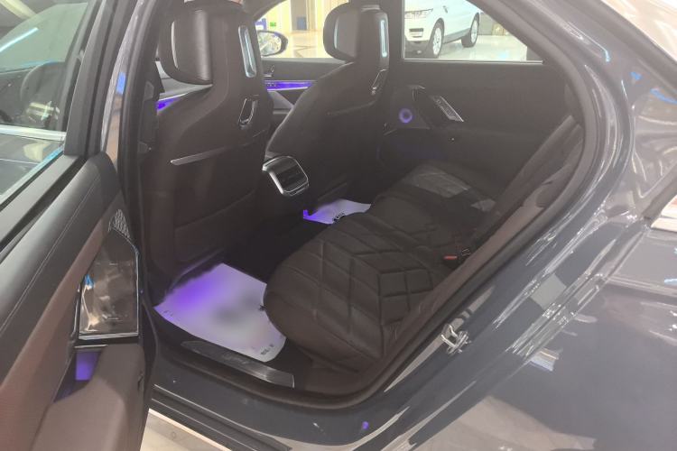 Used BMW i7 2023 xDrive60L Luxury Package Interior 2