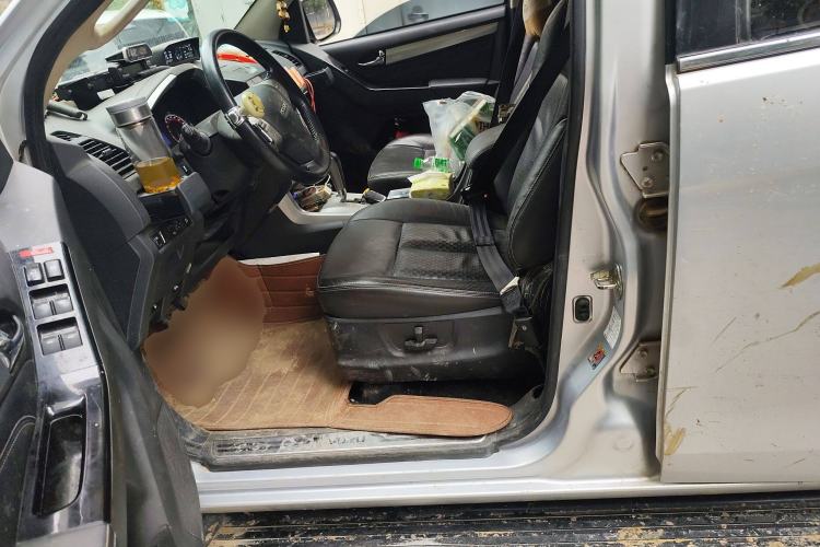 Used Isuzu mu-X 2017 3.0T Four-Wheel Drive Automatic Luxury 7-Seater China V Emission Standard
