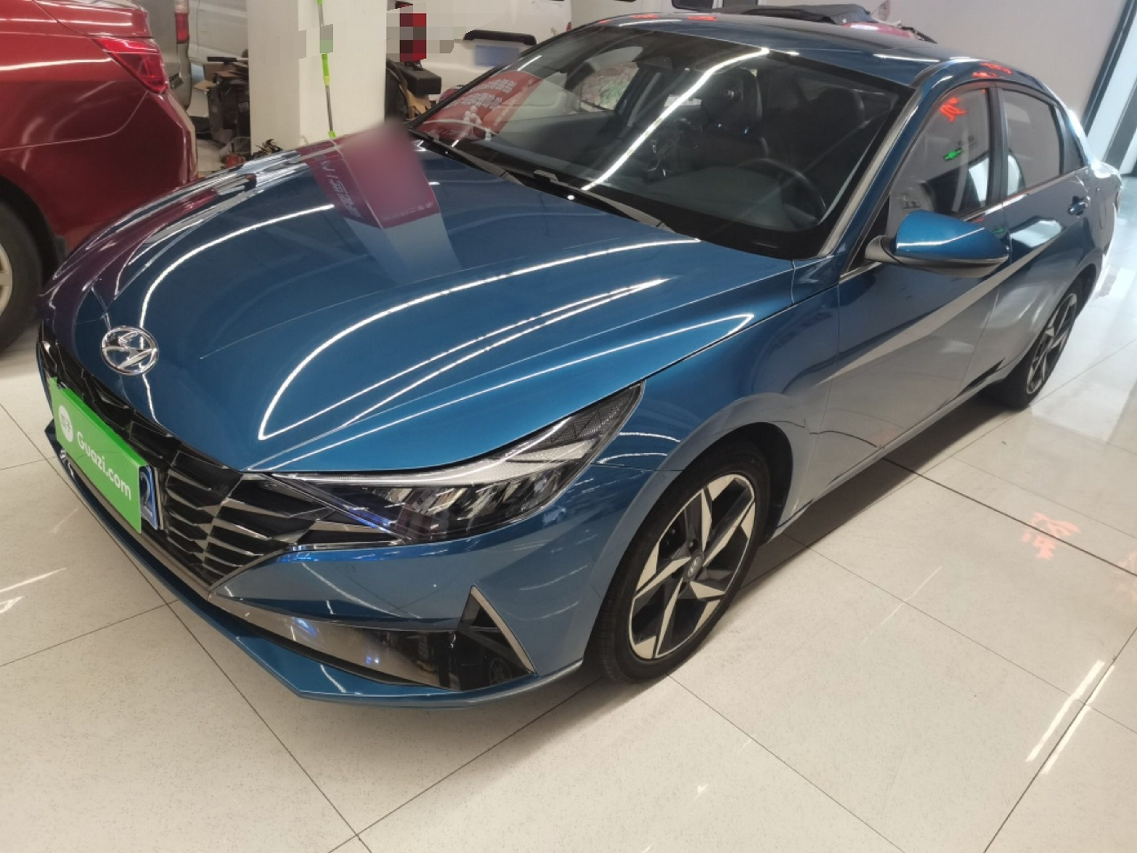 تحت مقدمة السيارة