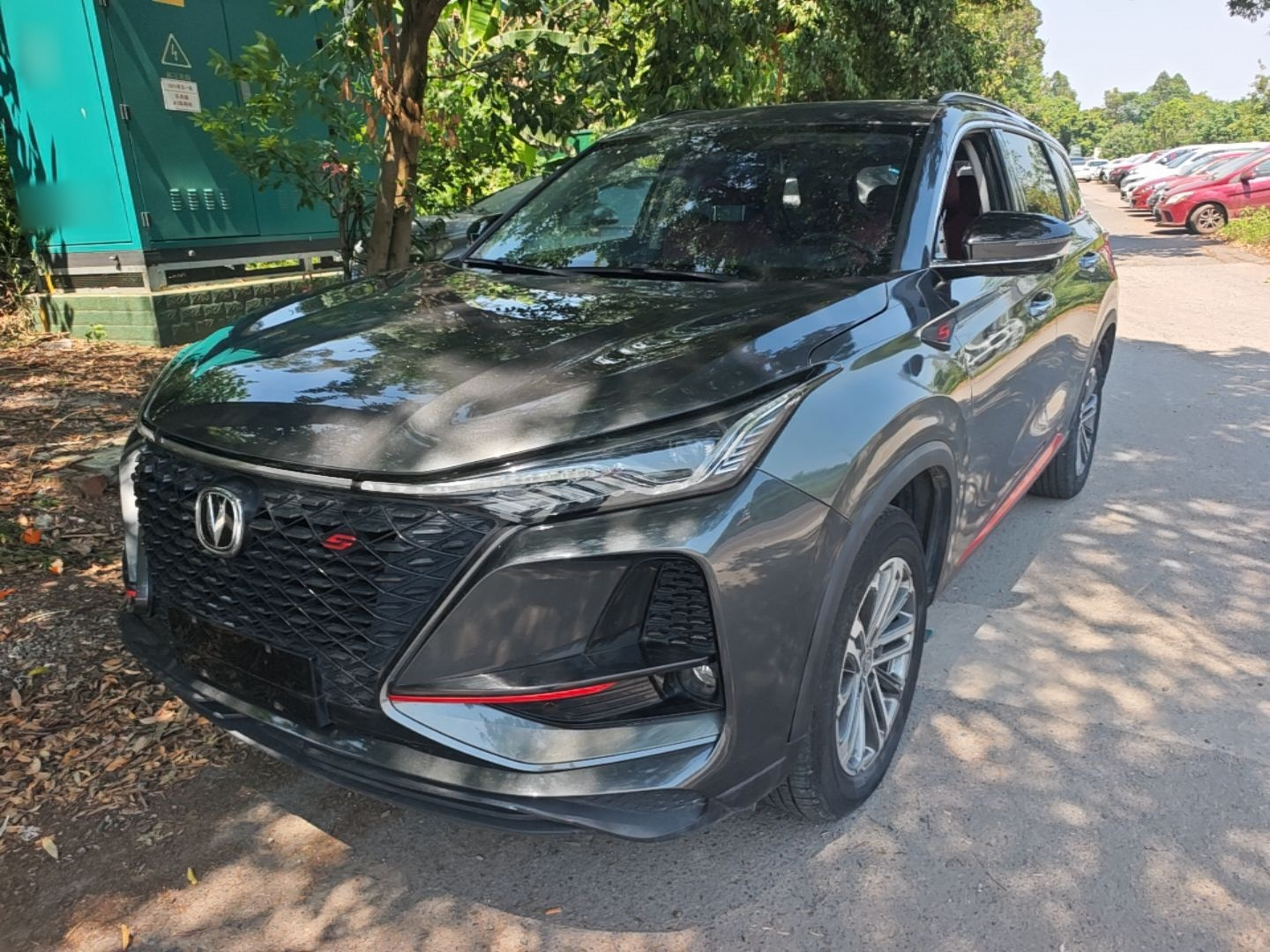 Под передней частью автомобиля