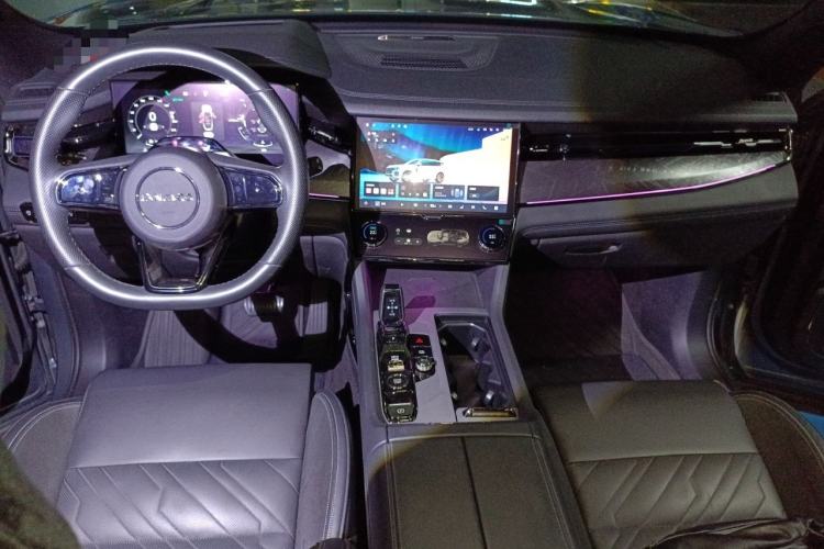 Used Lynk & Co 09 2021 2.0T Halo Six-Seater