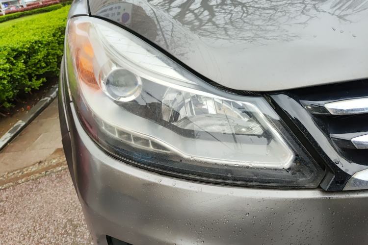 Used JMC Yusheng S350 2014 2.4T Automatic 2WD Diesel Luxury Version with Sunroof 5 Seats Right Front Headlight