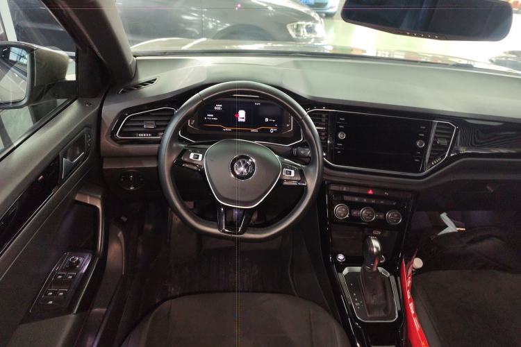 Used Volkswagen T-ROC 2018 280TSI DSG Two-Wheel Drive Luxury Version China VI Standard Steering Wheel