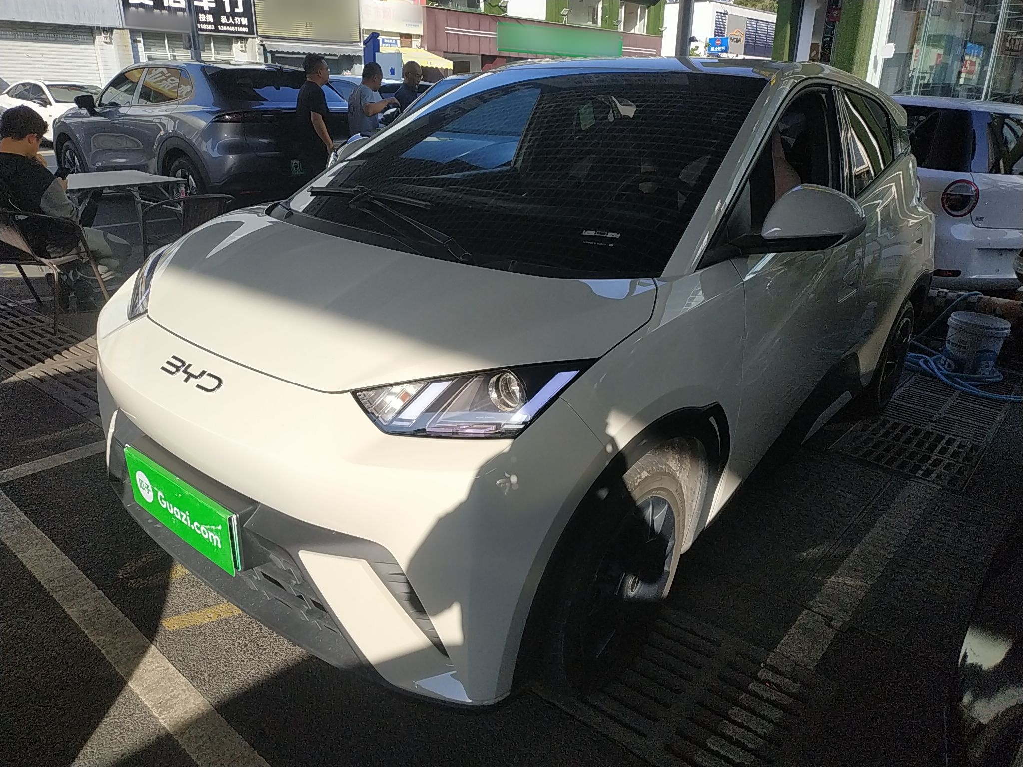 Под передней частью автомобиля