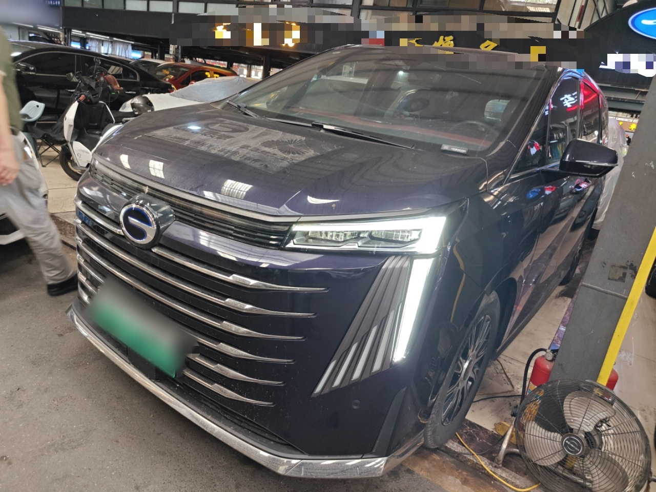 تحت مقدمة السيارة