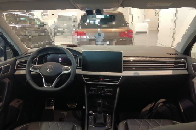 Used Volkswagen Tiguan L 2024 Outstanding Model 330TSI Automatic Two-Wheel Drive R-Line Dragon Glory Edition Center Console