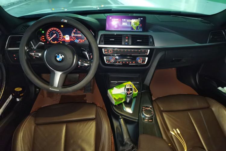 Used BMW 3 Series 2019 320i M Sport Night Edition Center Console