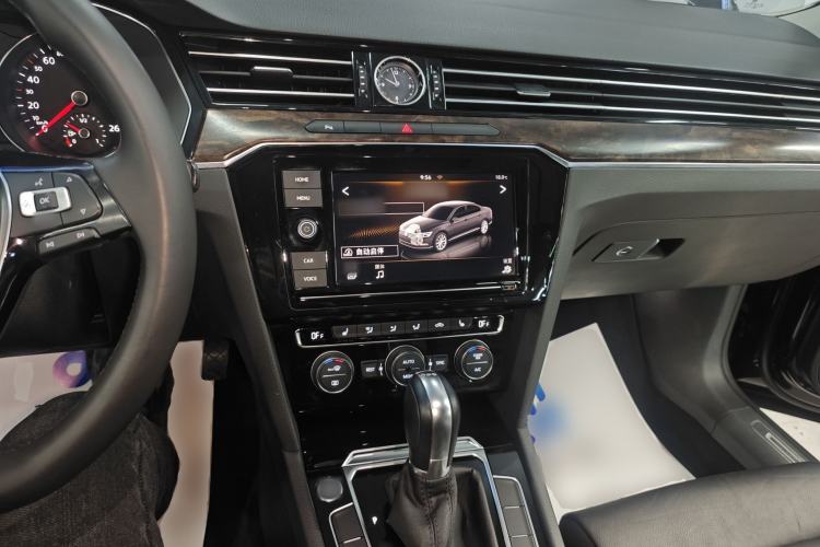 Used Volkswagen Magotan 2019 330TSI DSG Luxury Model China V Standard Center Console